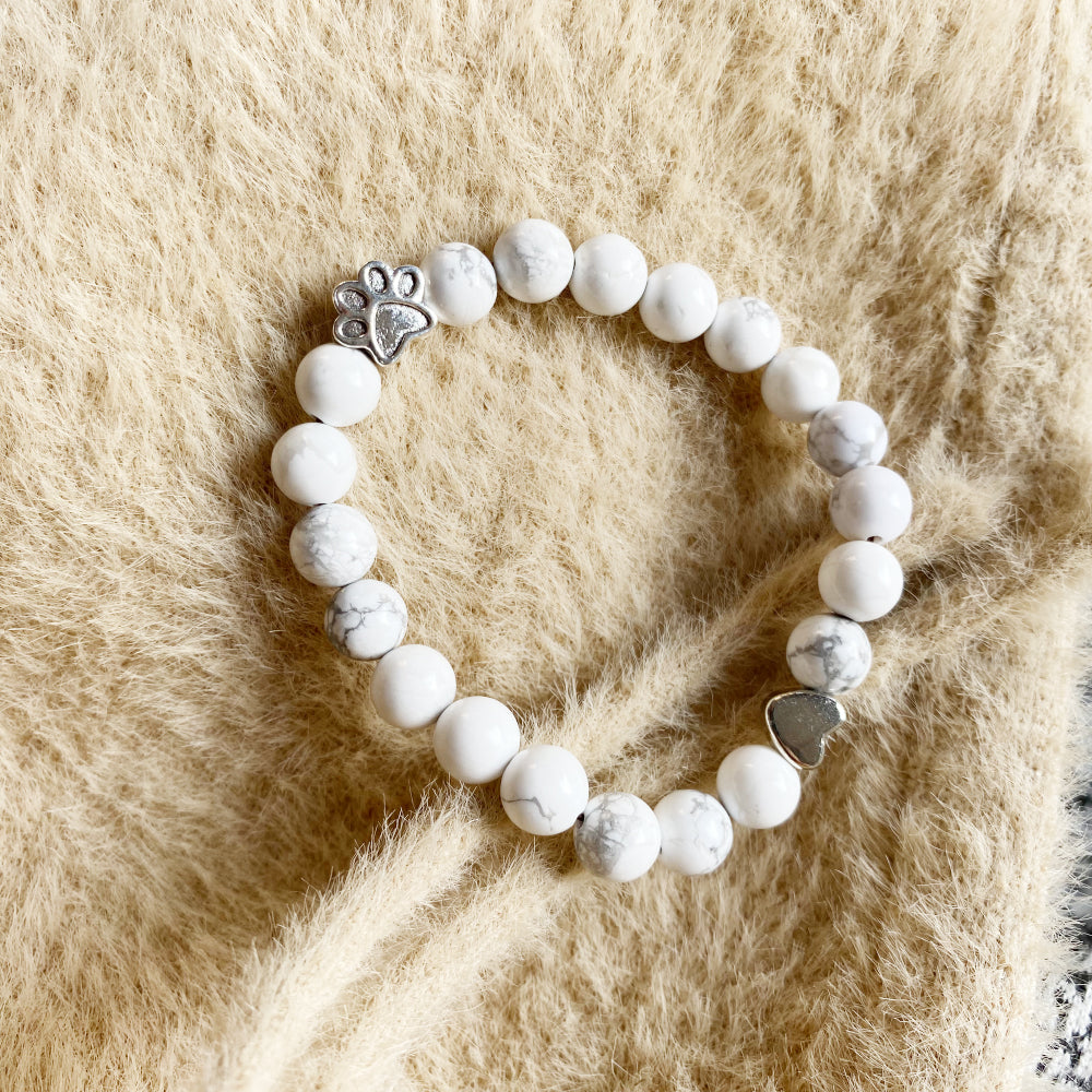 ELARA – Handgefertigtes Naturstein-Armband mit niedlichen Pfoten- und Herzanhängern für einen einzigartigen Look