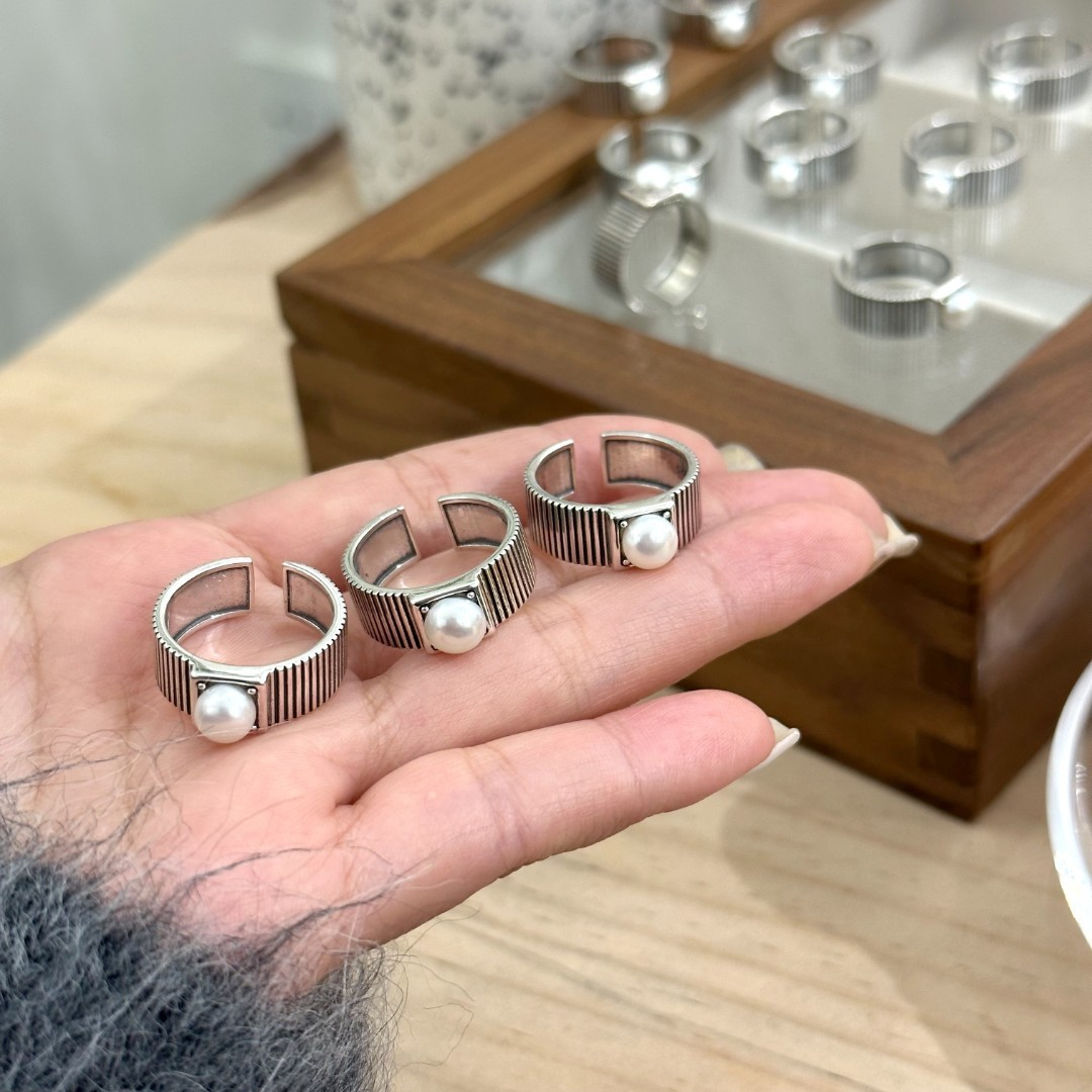 Dunkler Ring mit Vintage-Perle