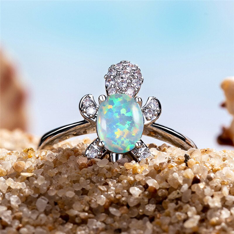 Eleganter verstellbarer Ring aus 925er Silber mit schimmerndem Opal im kreativen Schildkröten-Design