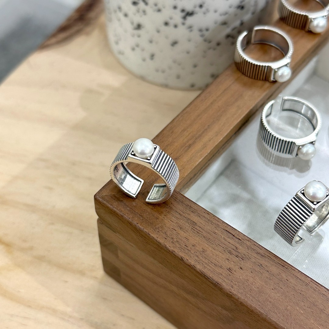 Dunkler Ring mit Vintage-Perle
