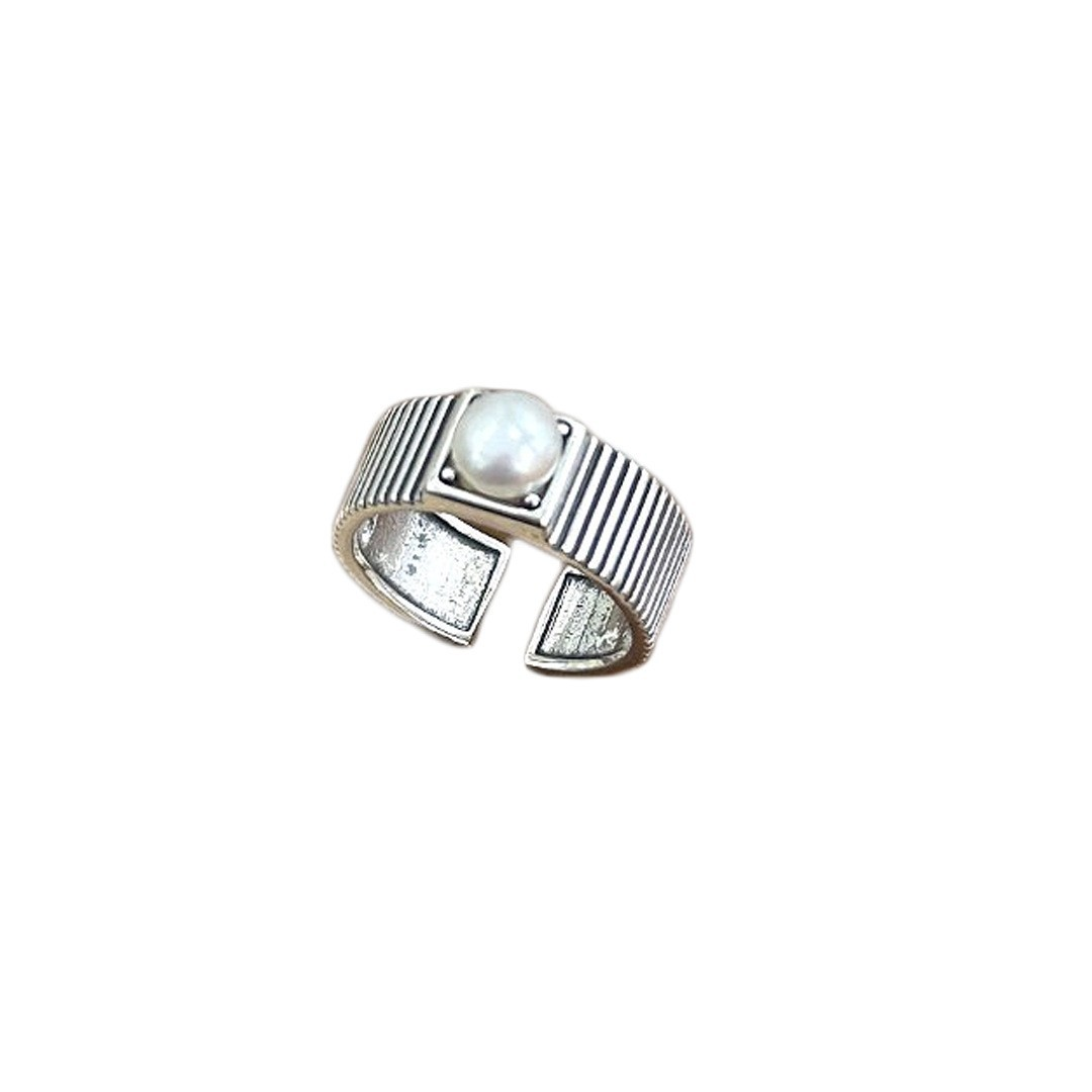 Dunkler Ring mit Vintage-Perle