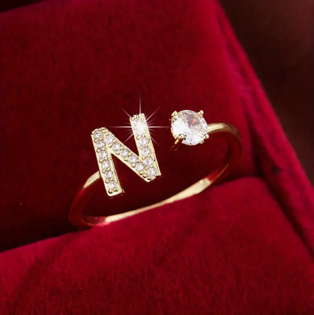 Faszinierender Buchstabenring aus Gold und Silber, besetzt mit funkelnden Diamanten