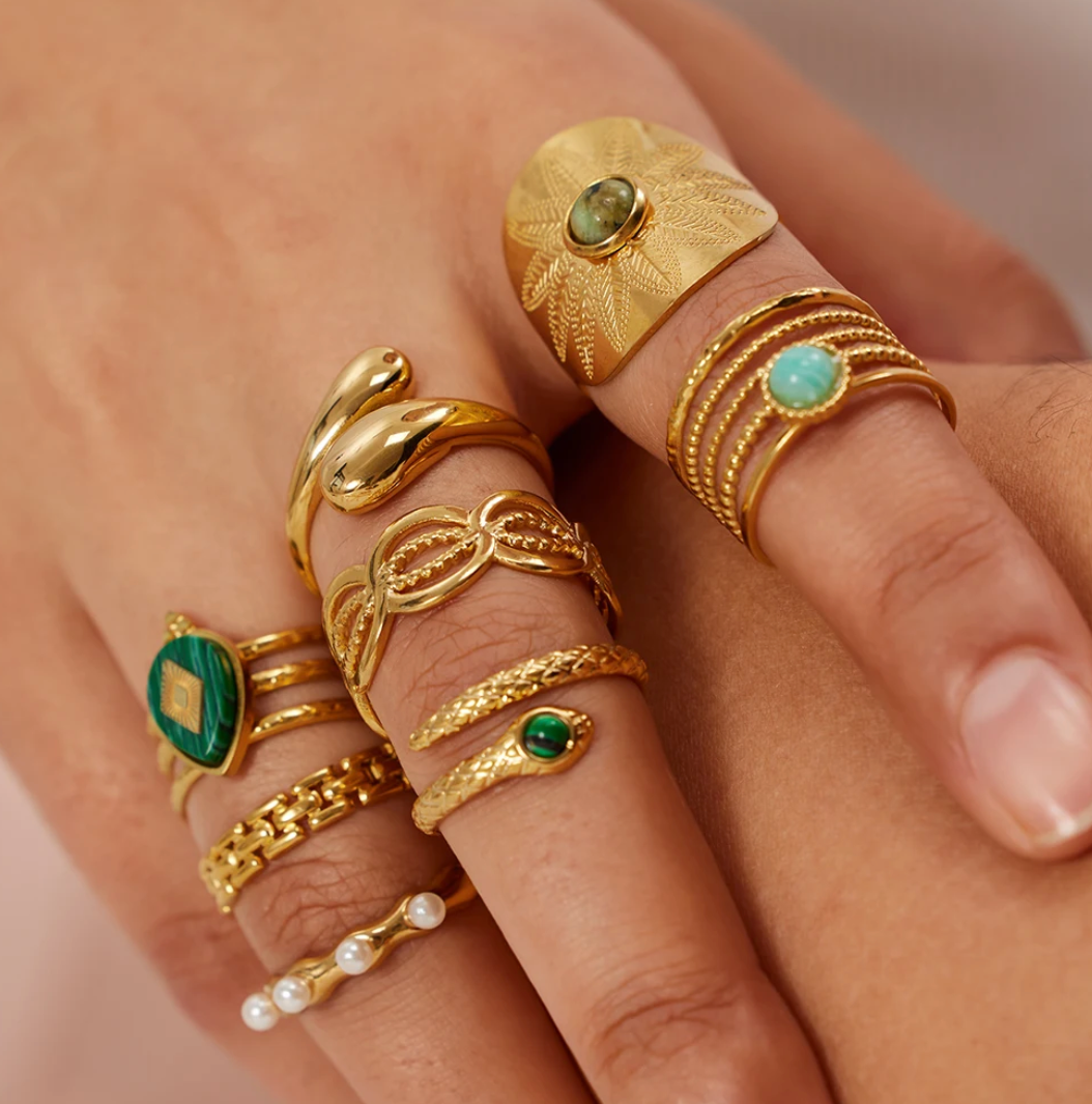 Eleganter Maya-Stil Ring in Goldfarbe mit einem Jadestein