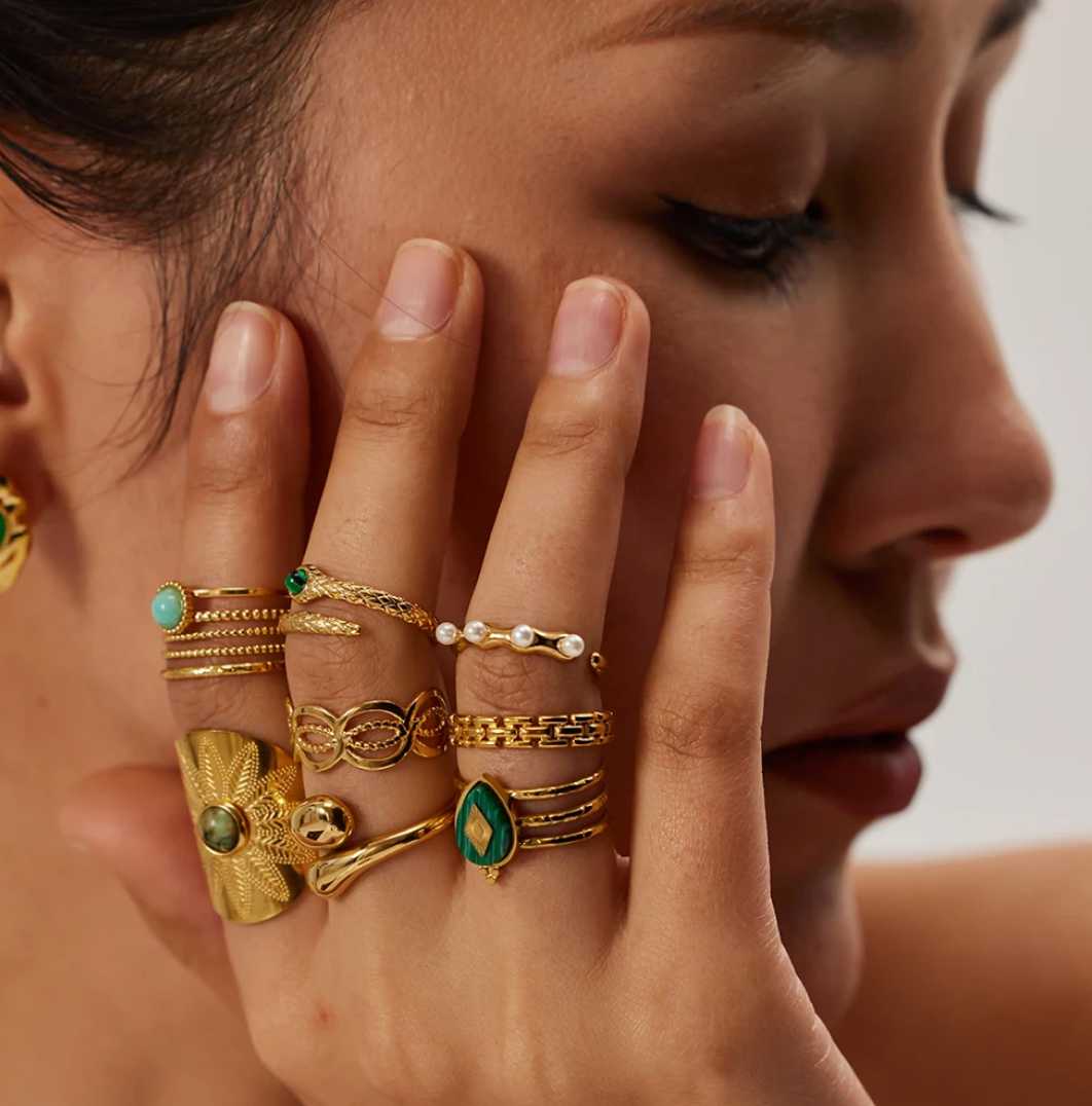 Eleganter Maya-Stil Ring in Goldfarbe mit einem Jadestein