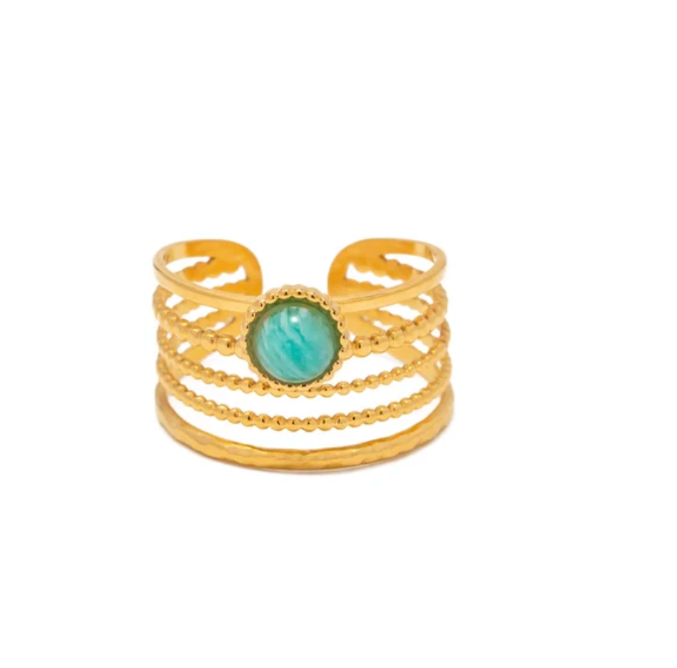 Eleganter Ring in Goldfarbe mit strahlendem Türkisstein