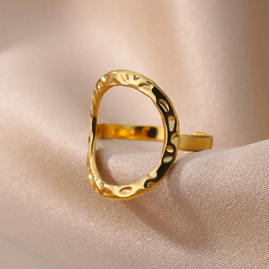 Eleganter Goldfarbener Ring mit auffälligem Großkreis