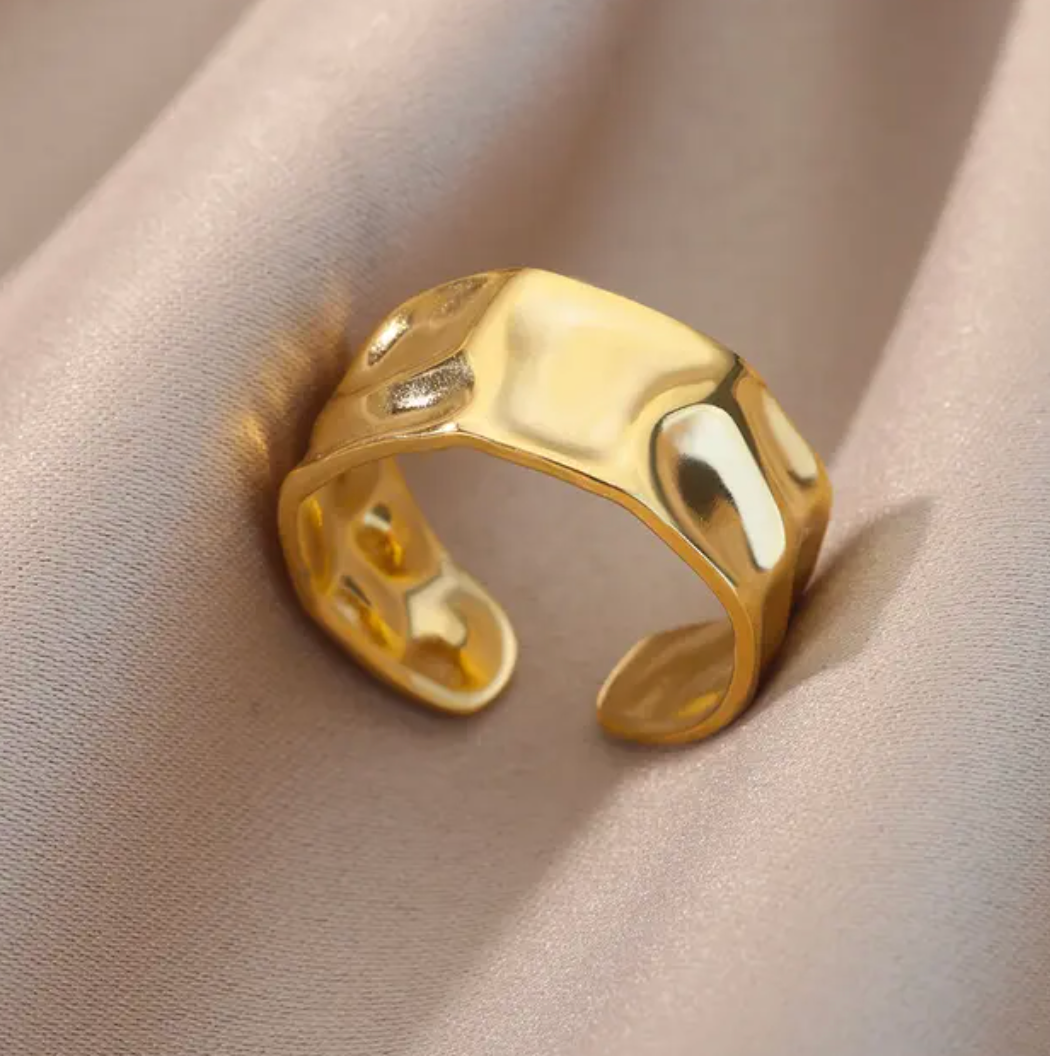 Eleganter, moderner breiter Ring in Goldfarbe