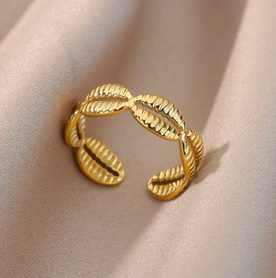 Eleganter Ring in Goldfarbe mit Muscheldesign - perfekt für den Sommer