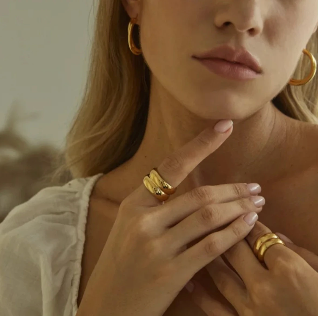 Doppelter klassischer Ring in edlem Goldfarbe