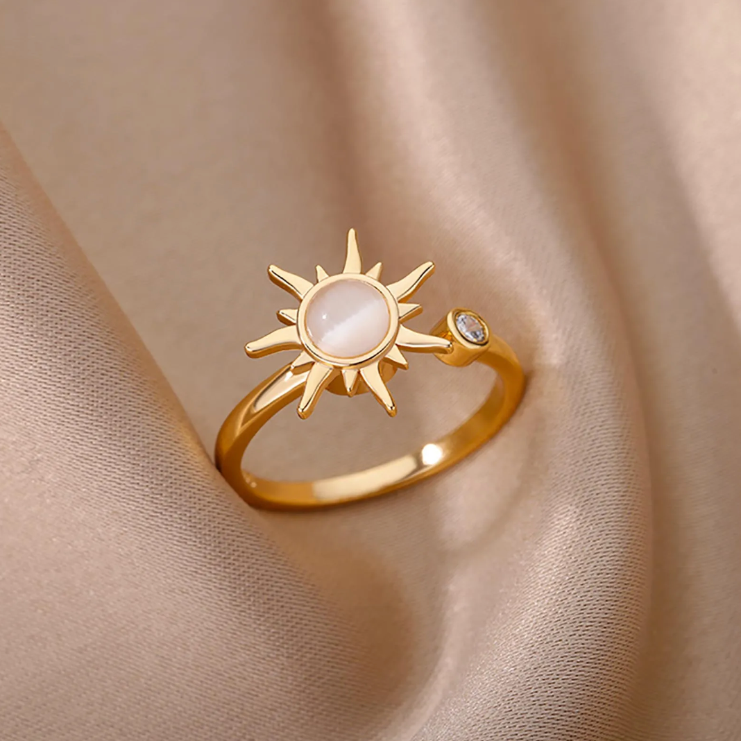 Eleganter Ring in Goldfarbe mit einem Mondstein