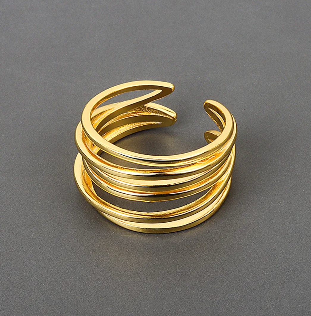 Eleganter Ring in Goldfarbe im Wald-Design