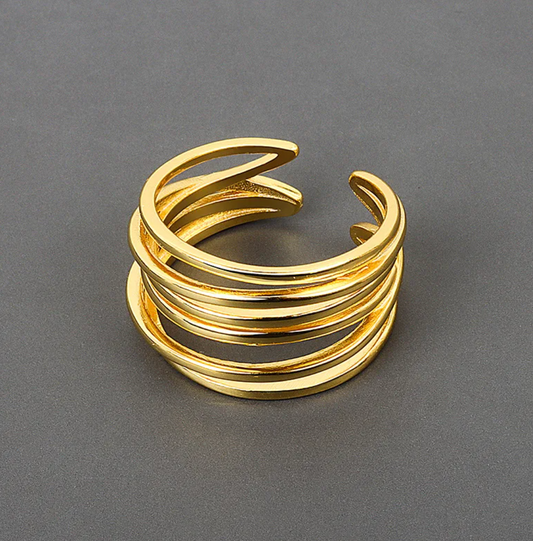 Eleganter Ring in Goldfarbe im Wald-Design