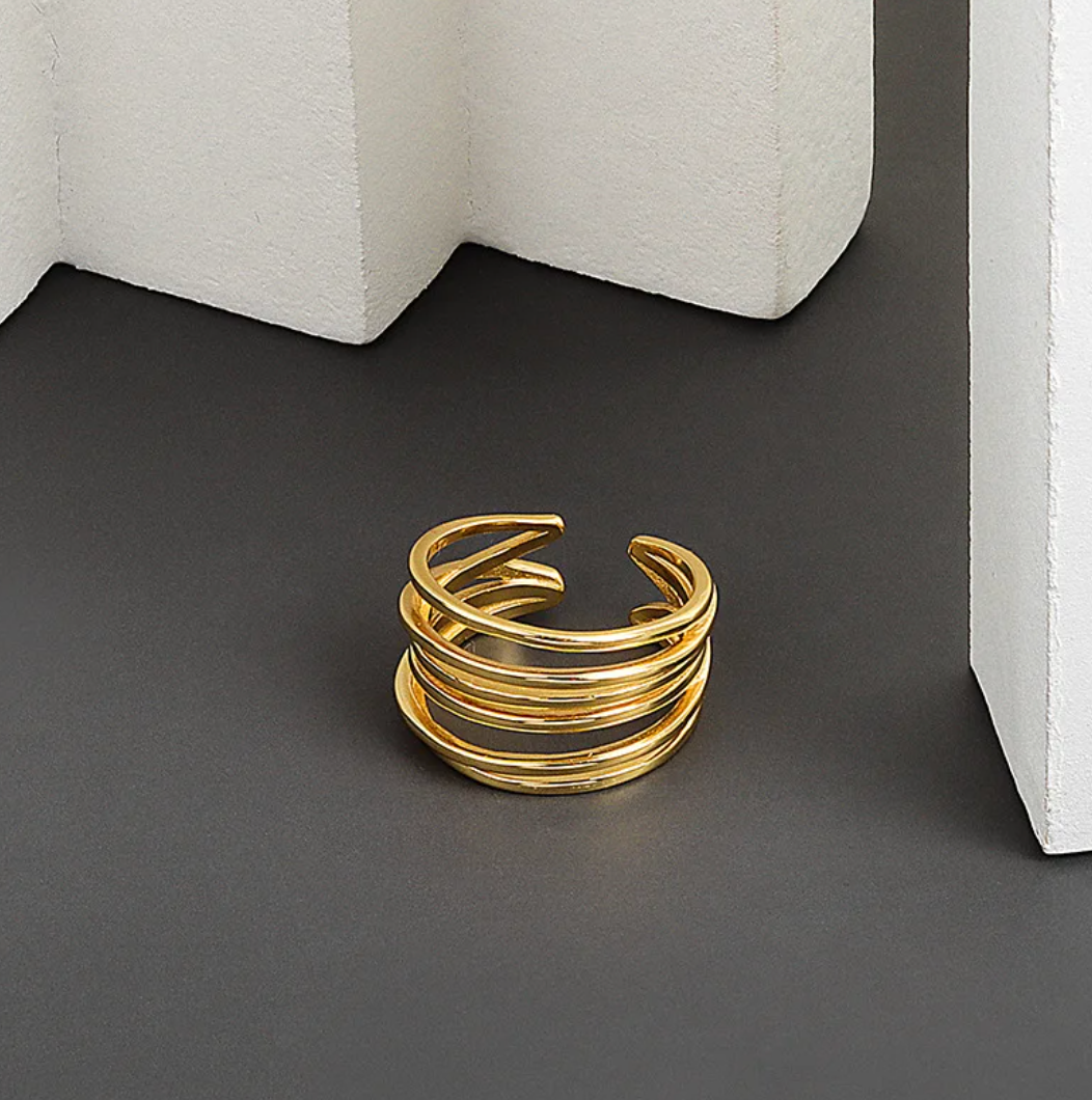 Eleganter Ring in Goldfarbe im Wald-Design