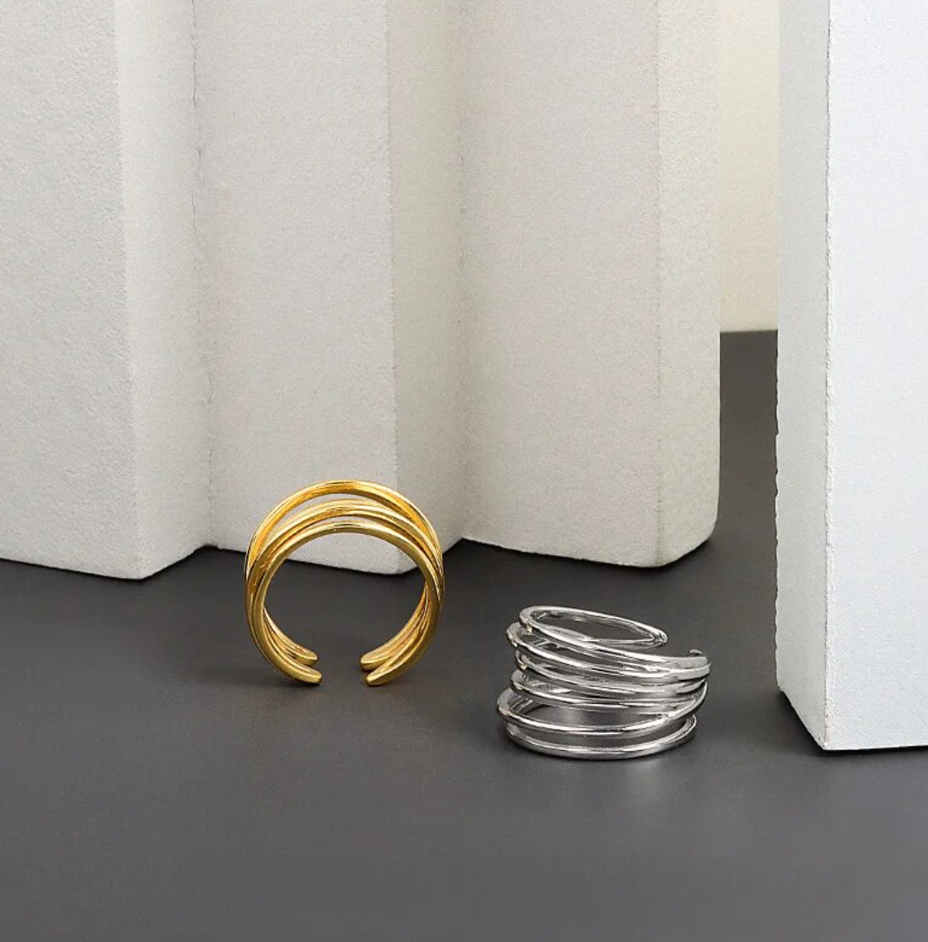 Eleganter Ring in Goldfarbe im Wald-Design