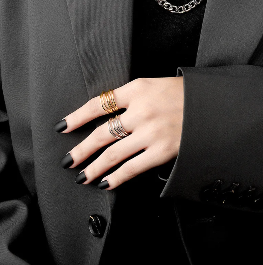 Eleganter Ring in Goldfarbe im Wald-Design