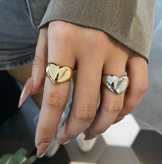 Eleganter Goldfarbener Ring mit funkelndem Herzdesign