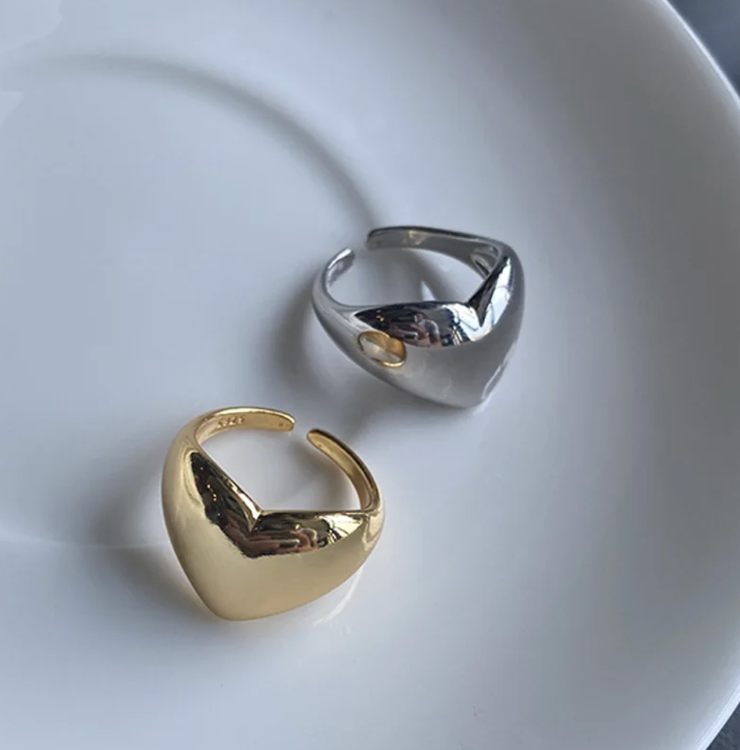 Eleganter Goldfarbener Ring mit funkelndem Herzdesign