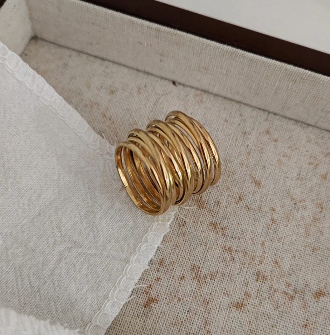 Eleganter Breiter Ring in Goldfarbe mit zeitlosem römischen Design