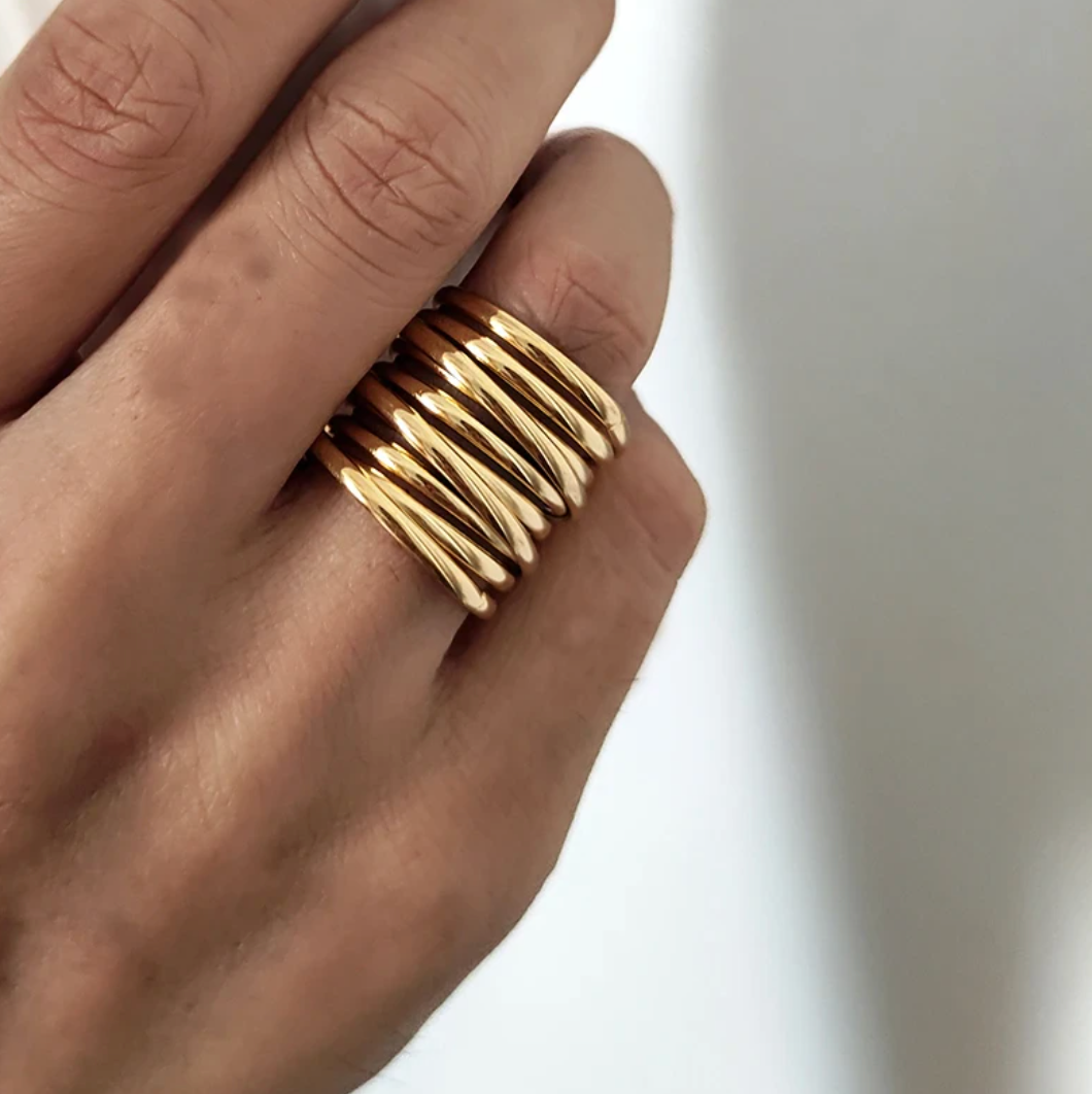 Eleganter Breiter Ring in Goldfarbe mit zeitlosem römischen Design