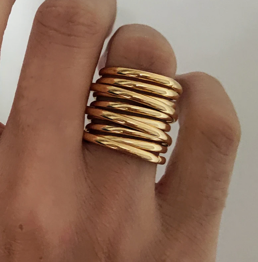 Eleganter Breiter Ring in Goldfarbe mit zeitlosem römischen Design