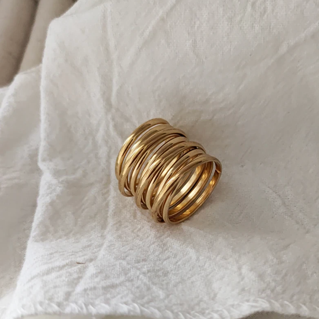 Eleganter Breiter Ring in Goldfarbe mit zeitlosem römischen Design