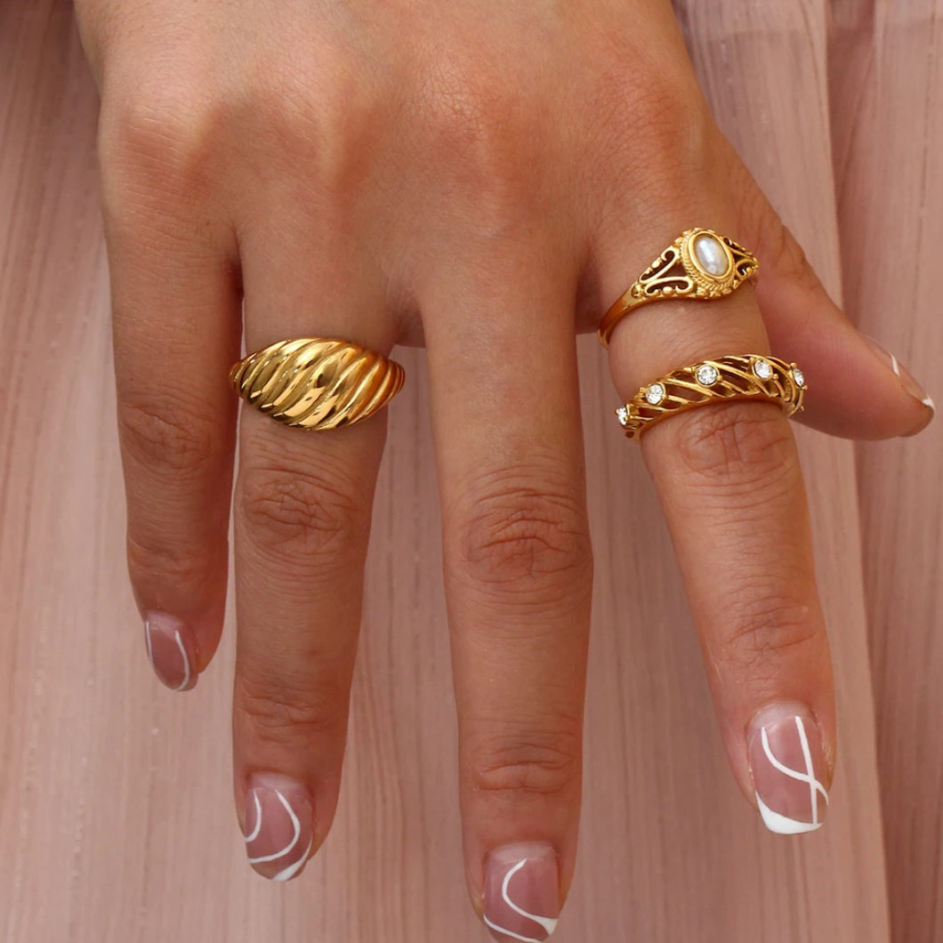 Eleganter Antiker Ring in Goldfarbe mit strahlender Luxusperle