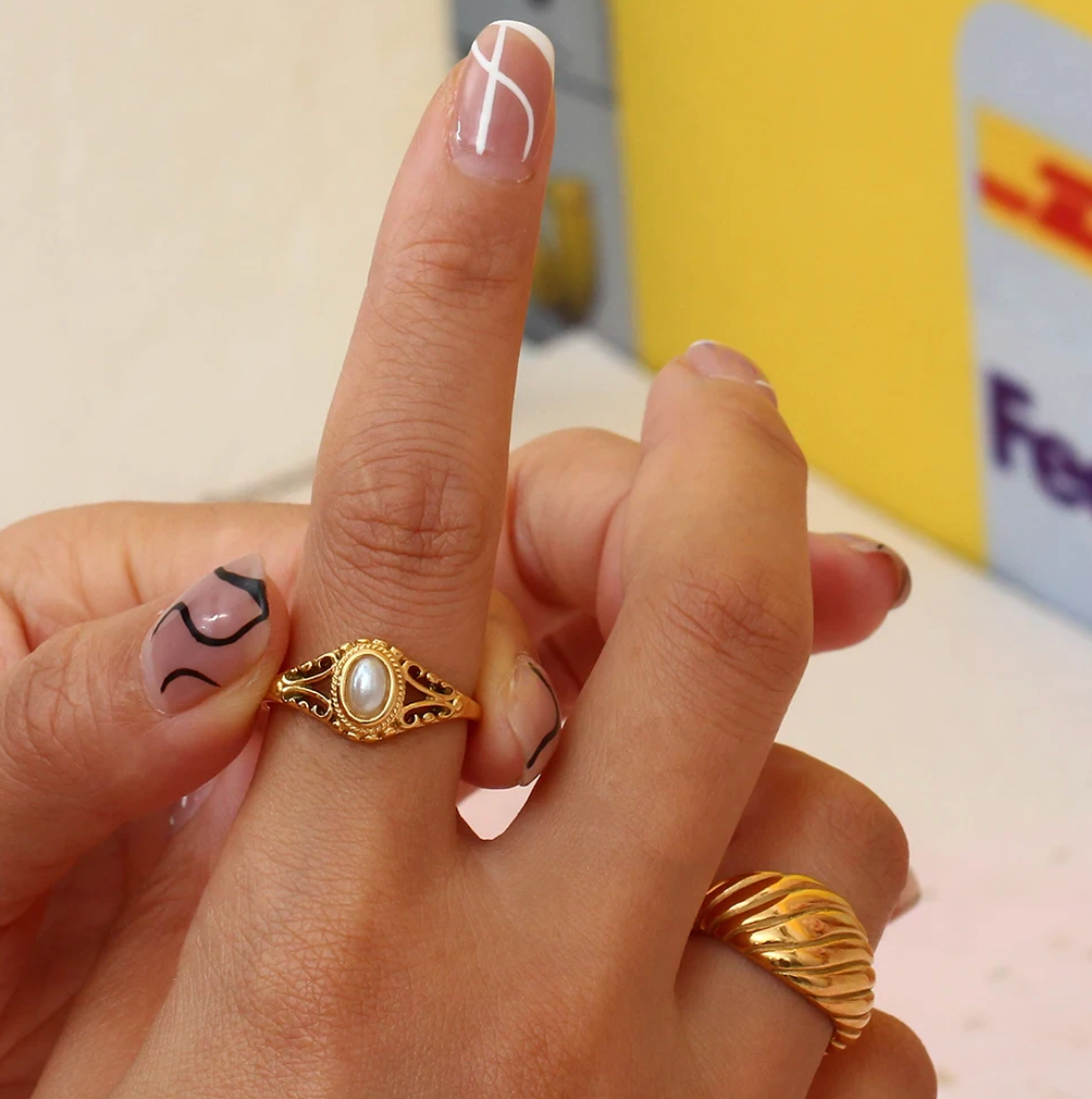 Eleganter Antiker Ring in Goldfarbe mit strahlender Luxusperle