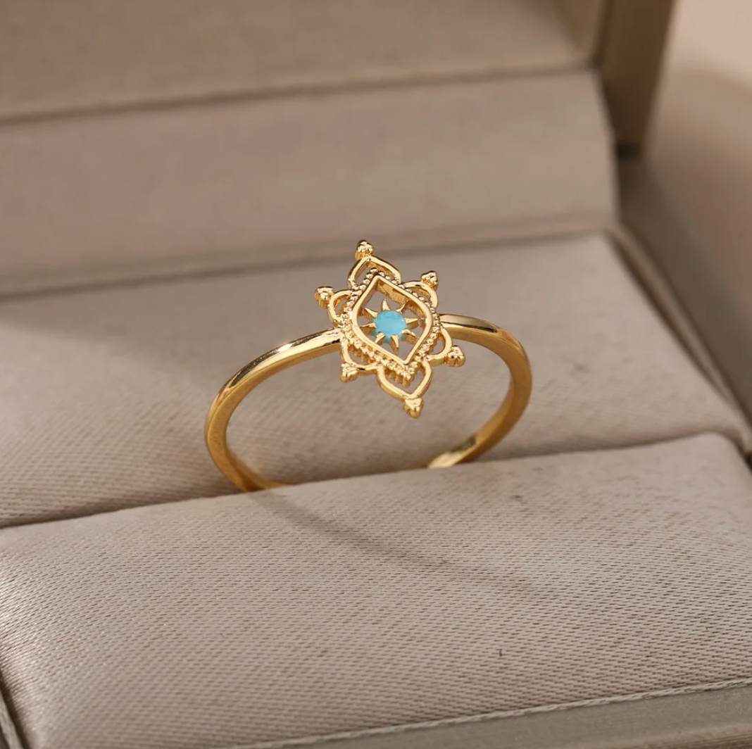 Antiker Goldfarbener Ring – Eleganz aus vergangener Zeit