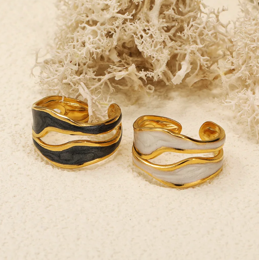 Eleganter Ring in Goldfarbe mit exquisiter antiker weißer Keramik