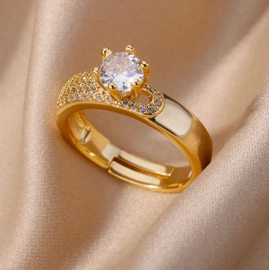 Eleganter Ring in Goldfarbe mit strahlendem Queen Stone