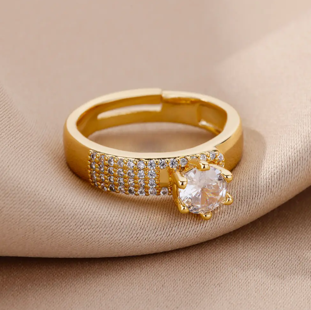 Eleganter Ring in Goldfarbe mit strahlendem Queen Stone