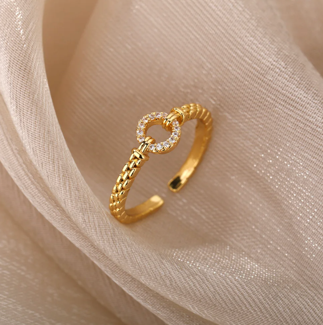 Eleganter Ring "Eternal Circle" in Goldfarbe mit funkelnden kubischen Zirkonen