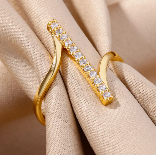 Eleganter Ring in Goldfarbe mit funkelnden Zirkonen in stilvoller Zirkonfassung
