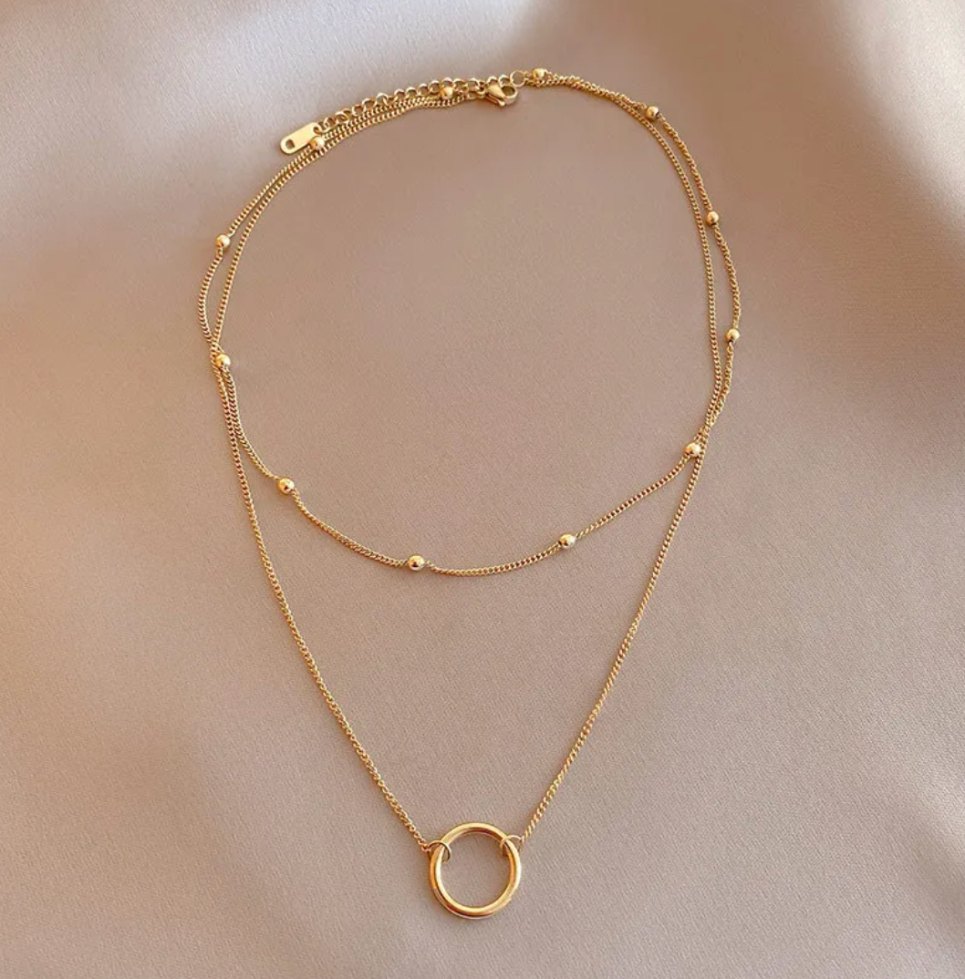 Elegante Goldfarbige Doppelhalskette mit zeitlosem Ring-Design