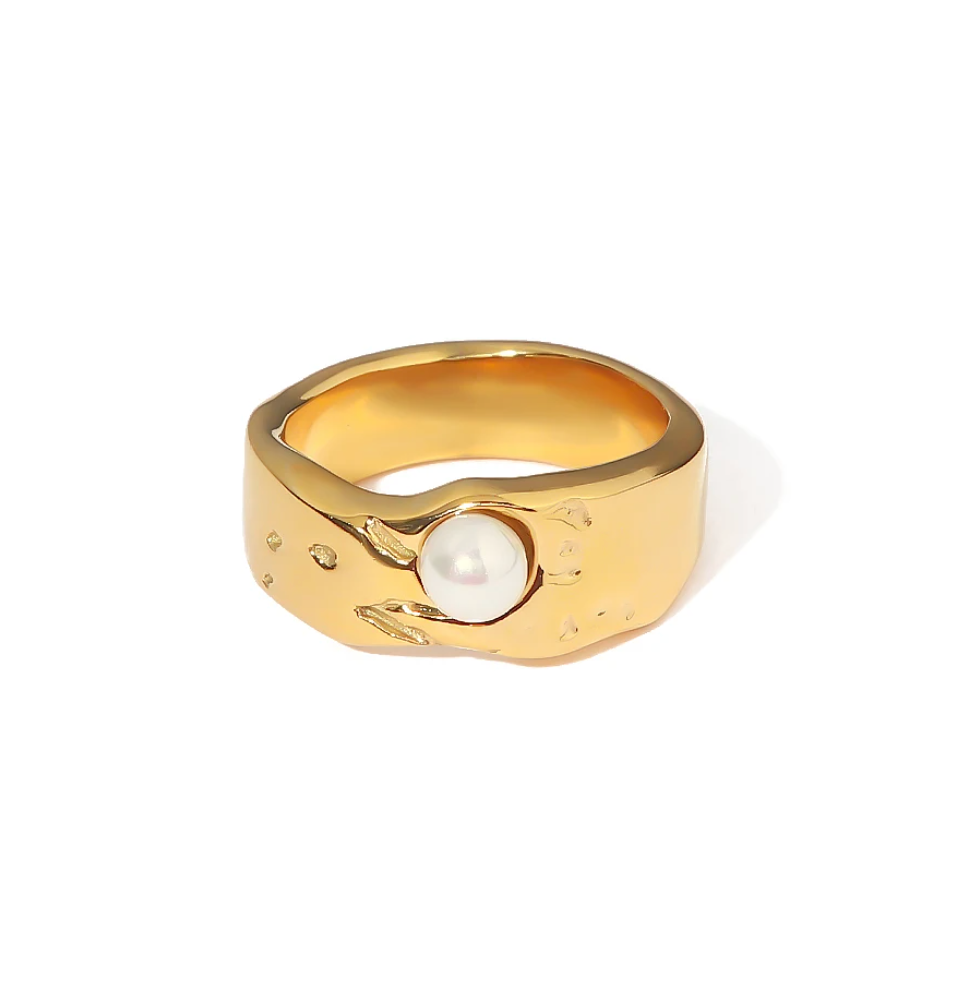 Eleganter Goldfarbener Ring mit einer Schicksalsperle