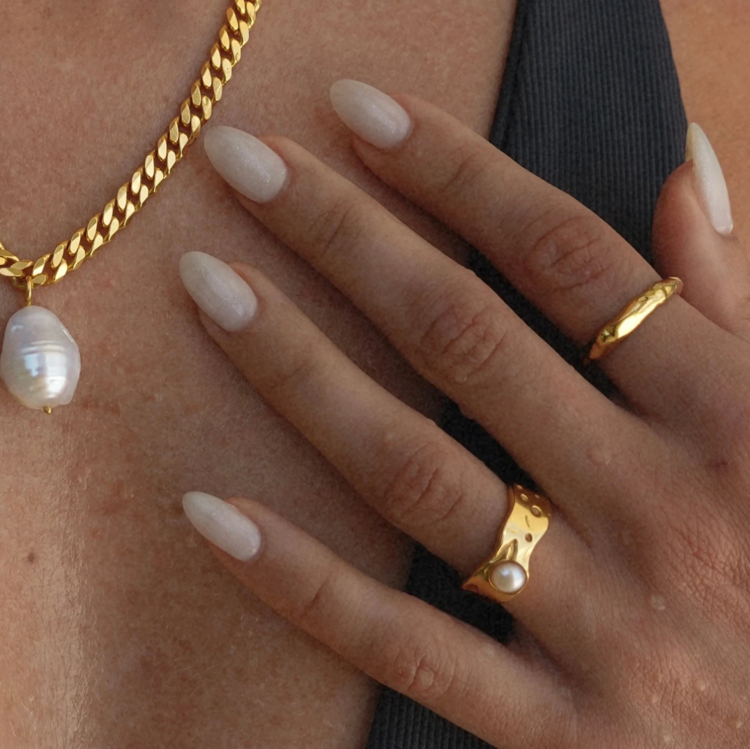 Eleganter Goldfarbener Ring mit einer Schicksalsperle