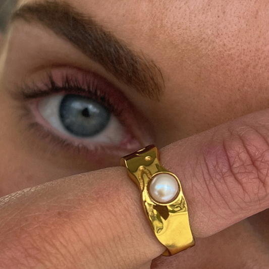 Eleganter Goldfarbener Ring mit einer Schicksalsperle