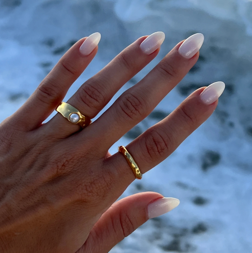 Eleganter Goldfarbener Ring mit einer Schicksalsperle