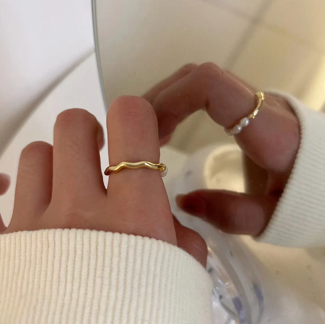 Eleganter Ring in Goldfarbe mit edlen Kaspischen Meeresperlen