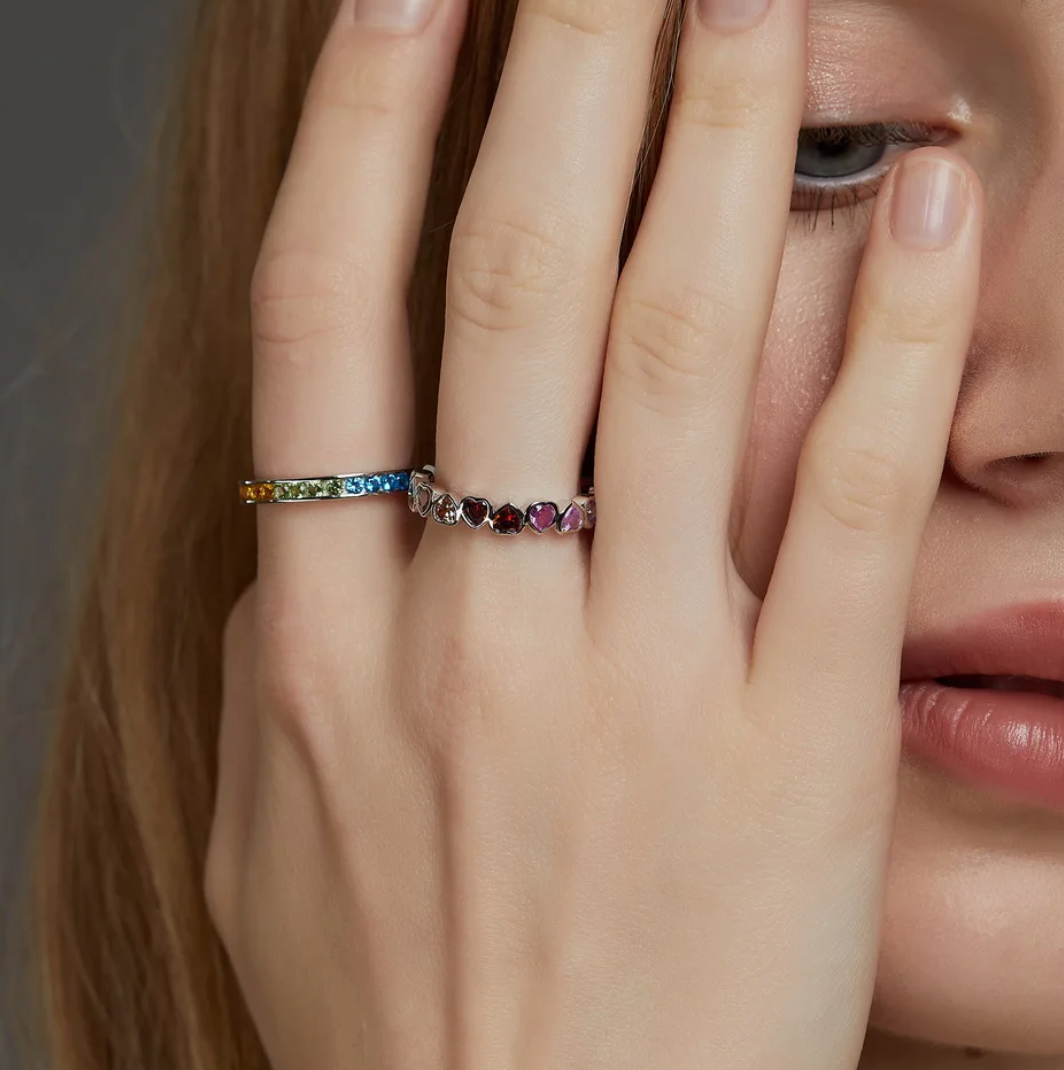 Faszinierender Mini-Ring aus 925er Sterlingsilber mit bunten Herzen