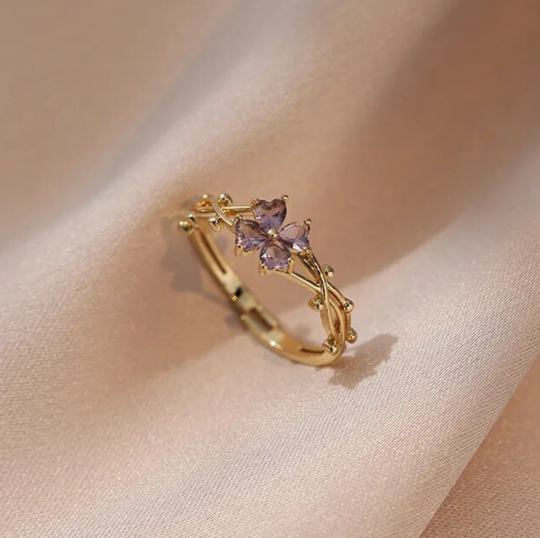 Eleganter verstellbarer Gänseblümchenring mit schimmerndem Amethyst-Zirkonia, 18 K. vergoldet
