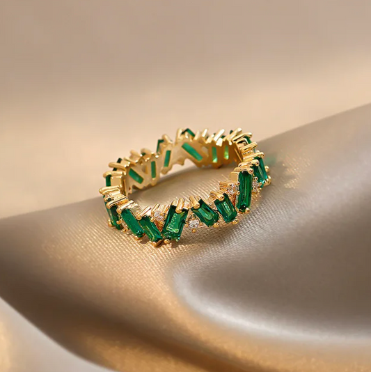 Eleganter Ring aus Jade mit funkelnden Goldfarbigen Akzenten