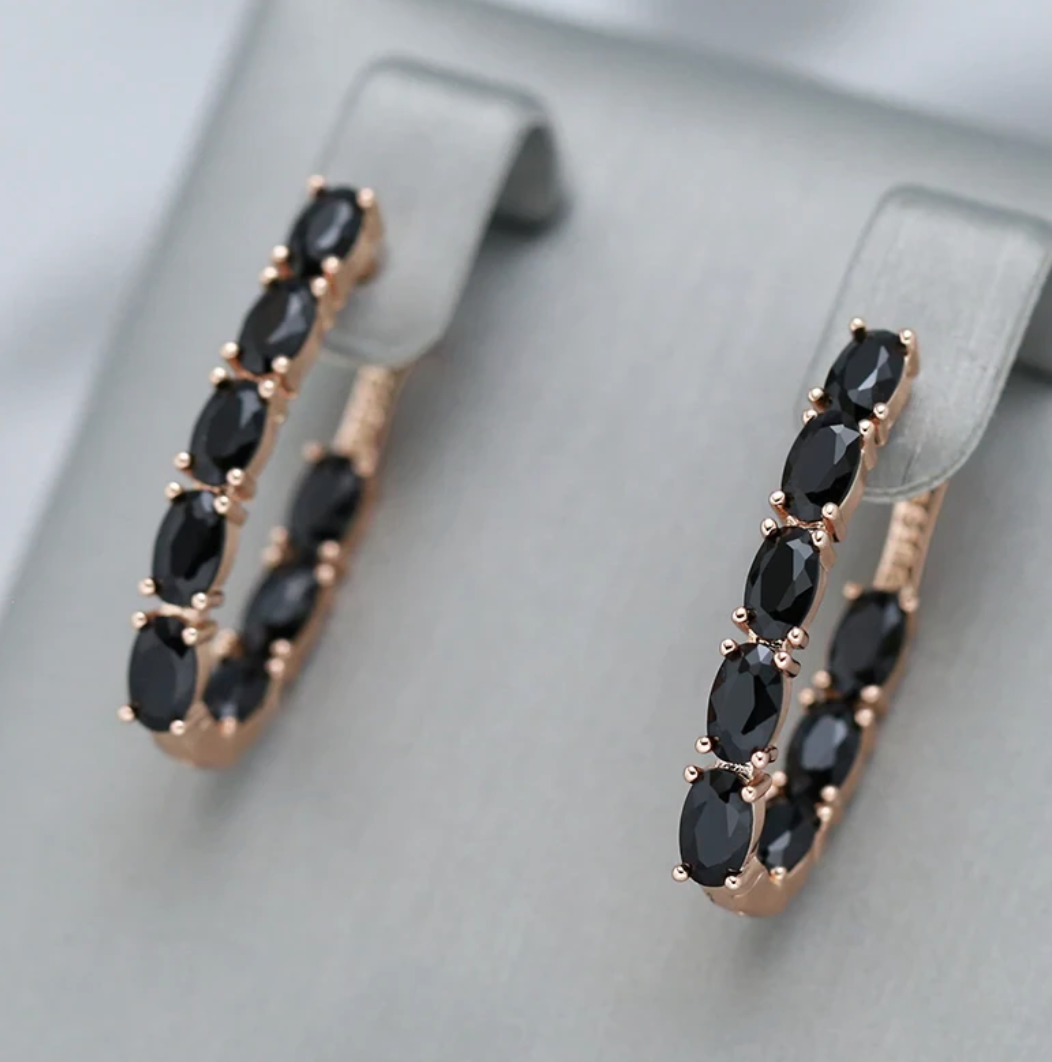 Eleganter abendlicher Schmuckset in Roségold Farbe mit schwarzer Zirkonia