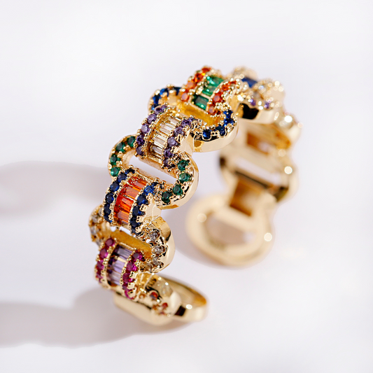 Eleganter verstellbarer 18K Goldring mit funkelnden farbigen Zirkoniasteinen