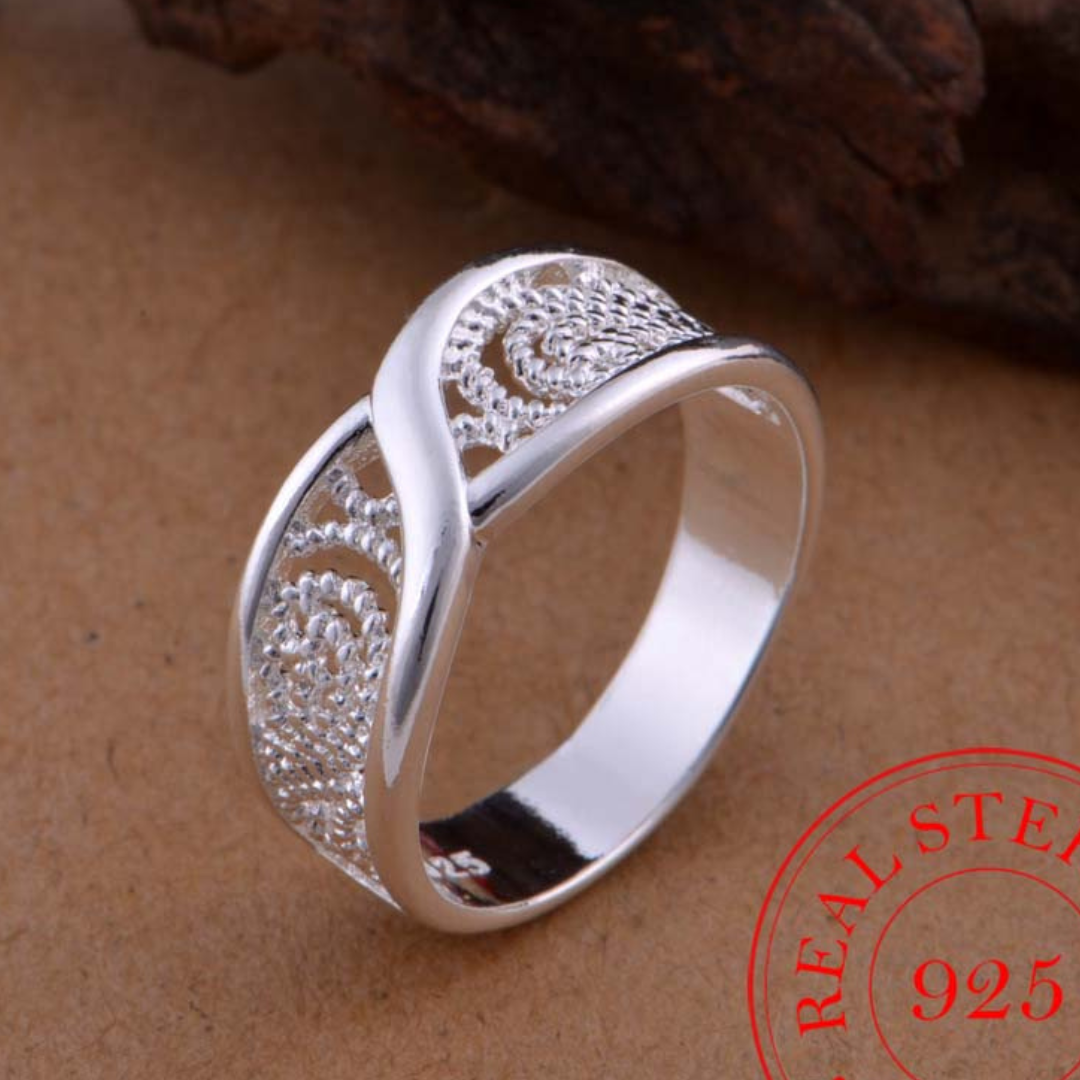 Eleganter Ring aus 925er Sterlingsilber mit stilvoller Unendlichkeitsgravur