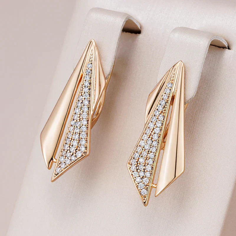 Elegante Ohrringe mit Zirkonium in Gold