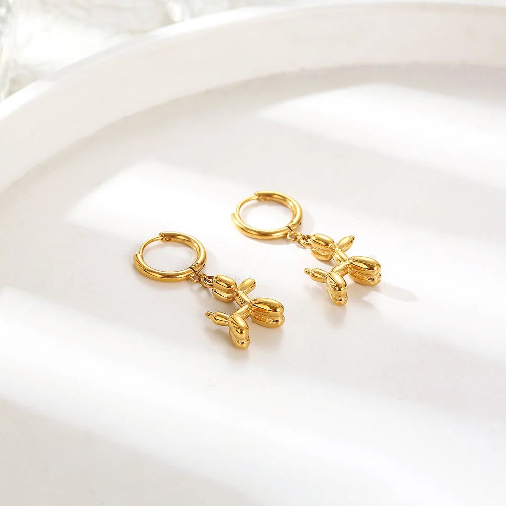 Elegant MINI Goldene Huggie-Creolen mit Verspieltem Ballonhund-Anhänger