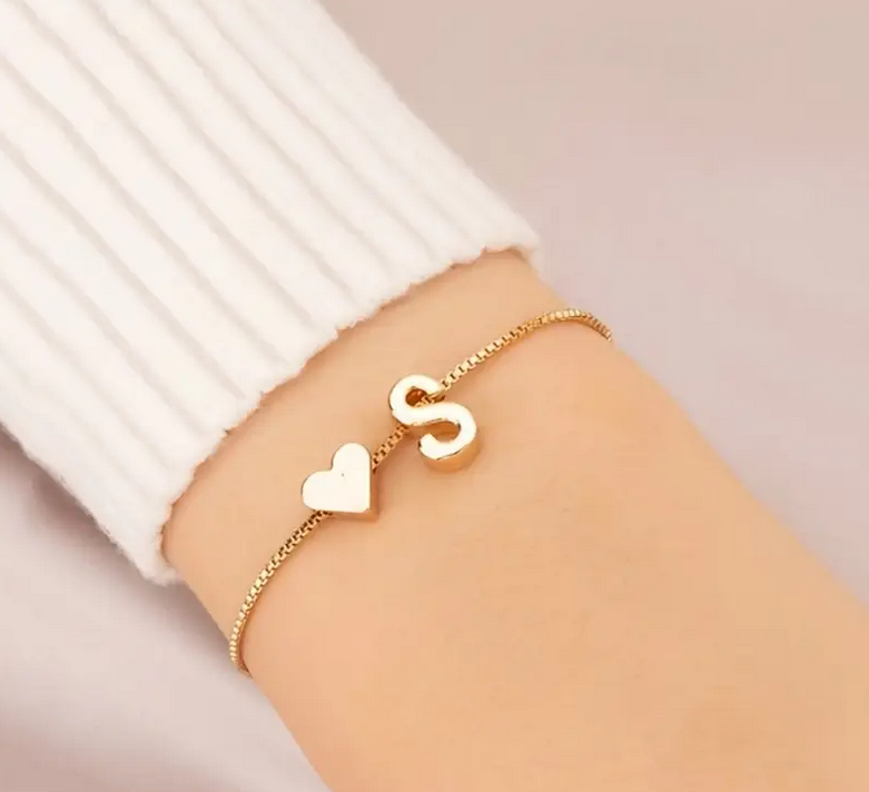 Zarte Herz-Armbandkette mit Buchstabenperlen