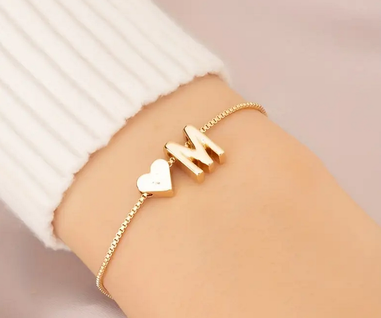 Zarte Herz-Armbandkette mit Buchstabenperlen