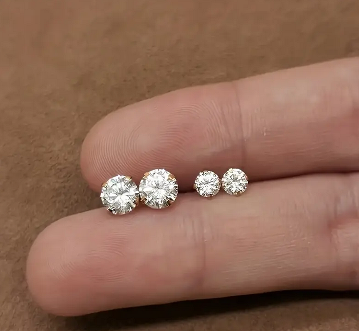 18K Vergoldete Vier-Krallen Ohrstecker mit gedrehten Zirkonia-Kugeln